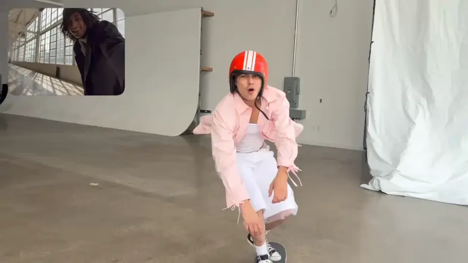 前后镜头同时呈现的滑板实拍画面